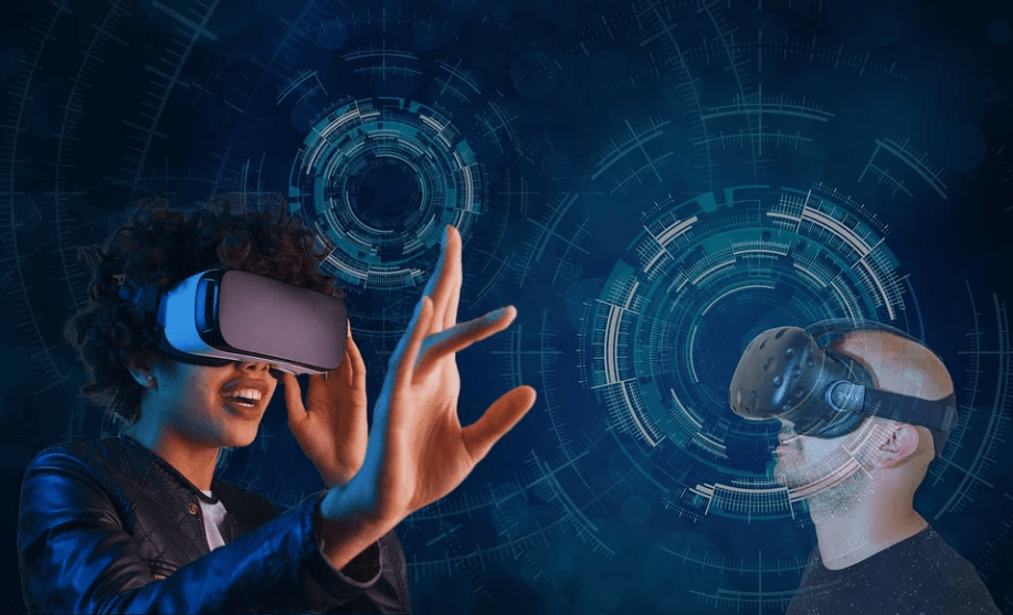 Mn och Kvinna med VR-headsets