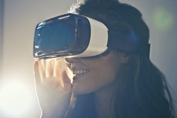 Kvinna med VR-set