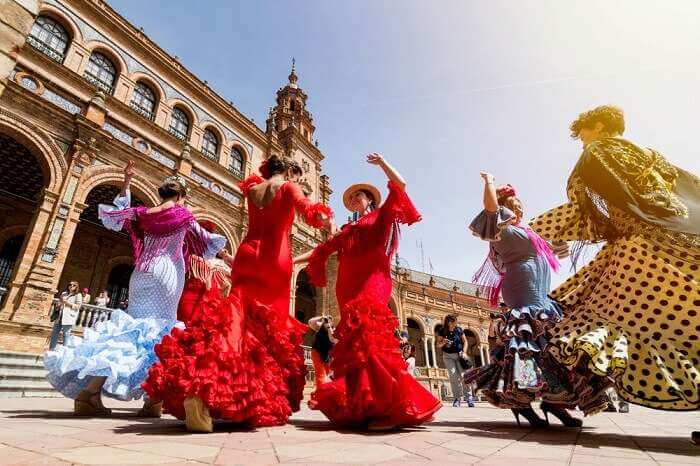 Dansande kvinnor på spanskt torg