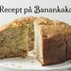 Banankaka på fat med texten: Recept på Banankaka