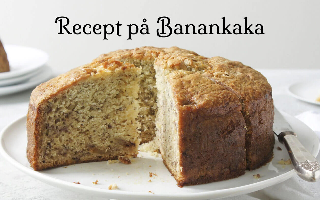 Banankaka på fat med texten: Recept på Banankaka