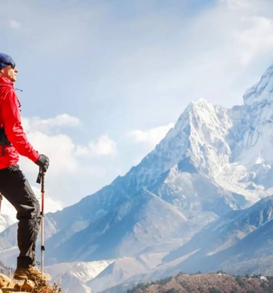 Person framför Mount Everest