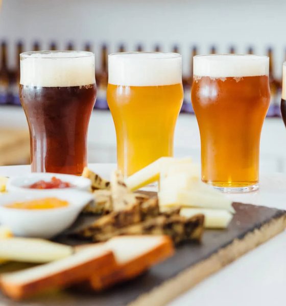 Fyra glas med öl framför mat