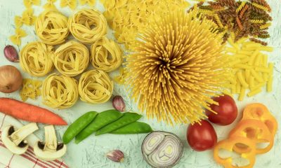 Pasta och grönsaker på bord recept på pastasallad