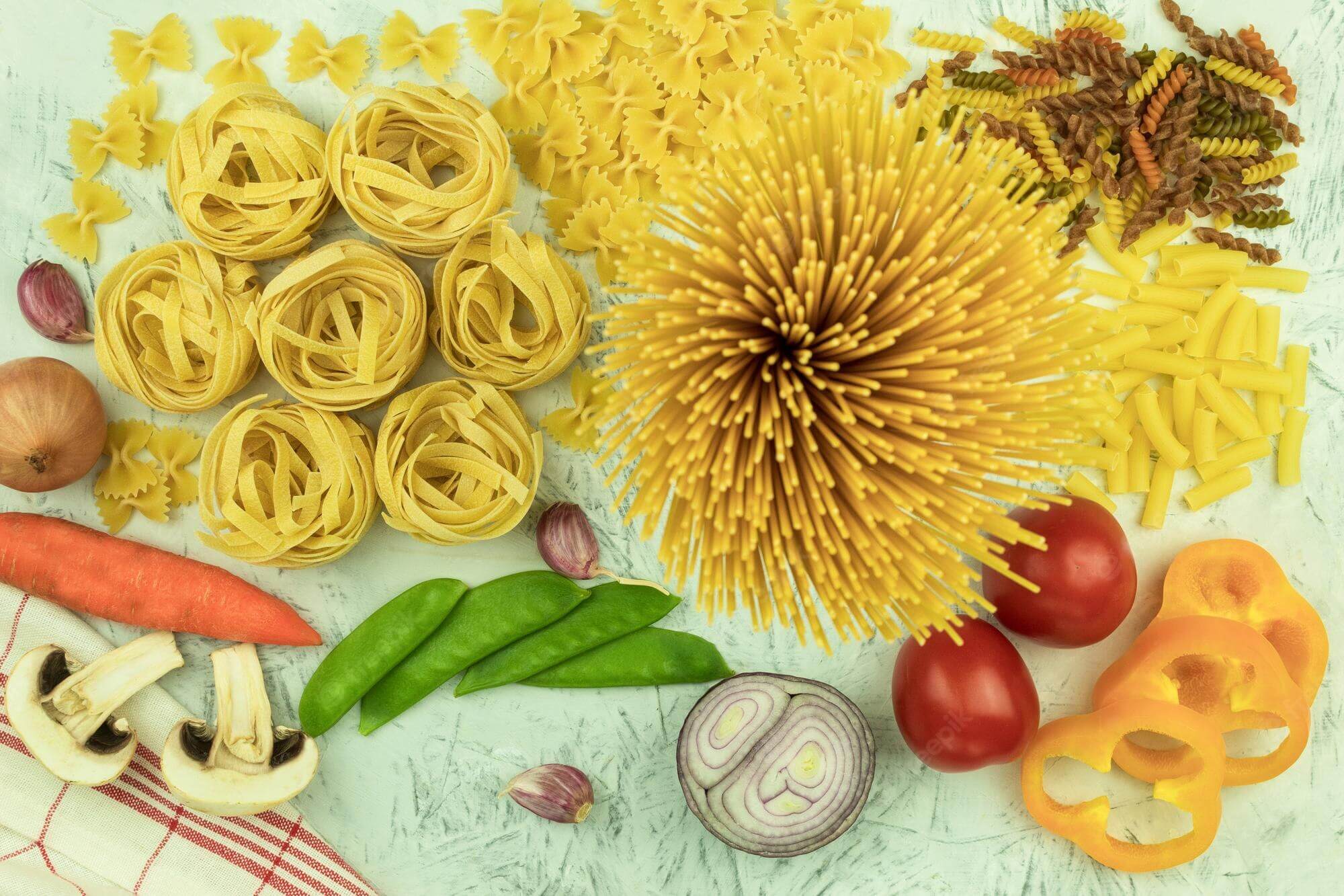 Pasta och grönsaker på bord recept på pastasallad